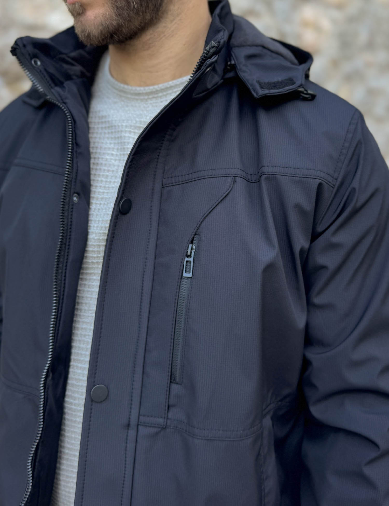 Ανδρικό μαύρο μπουφάν με κουκούλα και τσέπες D3113 φωτογραφία